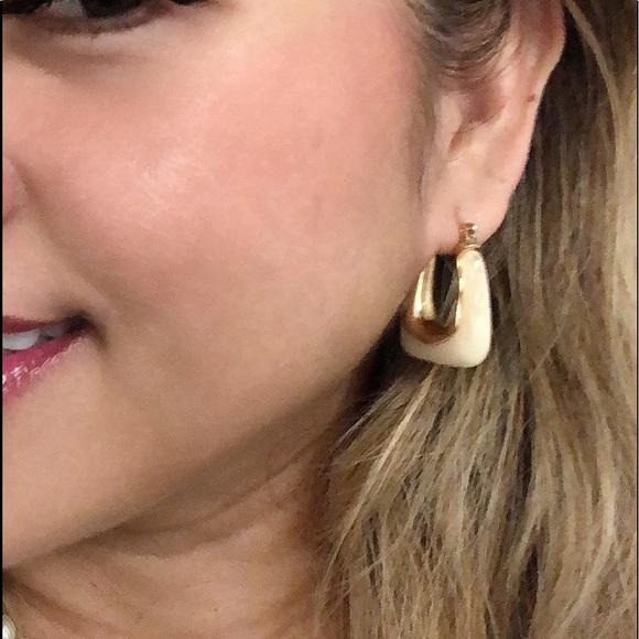 U-Shaped Hoop Earrings (Beige) - Picture 7 of 7